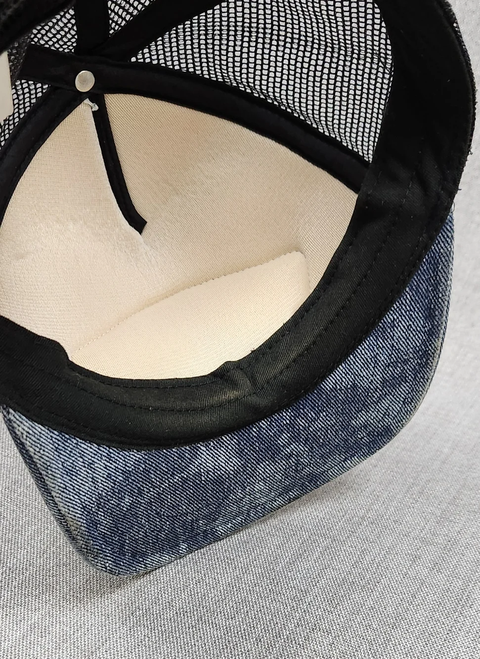 VANS Off The Wall Multi-Colored Snapback Adjustable Trucker Hat. - Picture 6 of 7